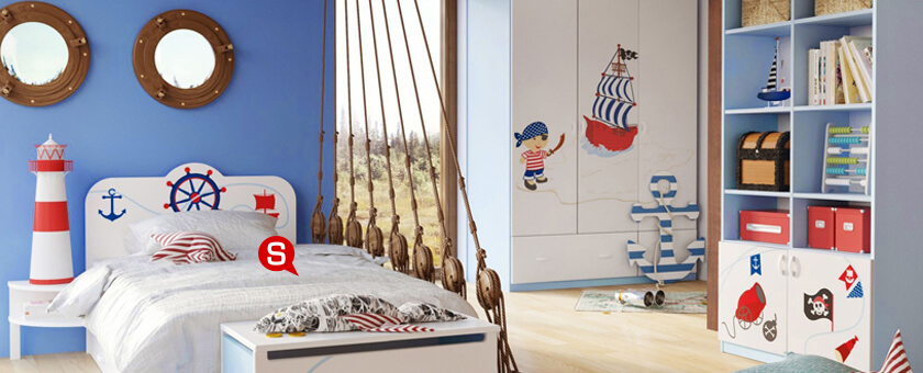 Pokój dziecięcy w nadmorskim klimacie z łóżkiem z marynarskim wezgłowiem.