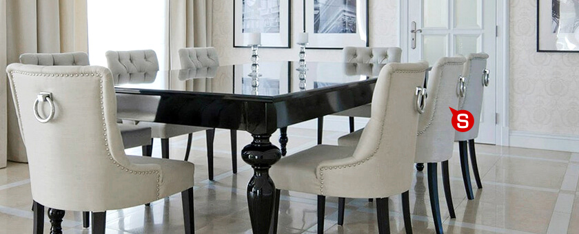 Jadalnia w stylu nowojorskim z dużym stołem i tapicerowanymi krzesłami z kołatką.